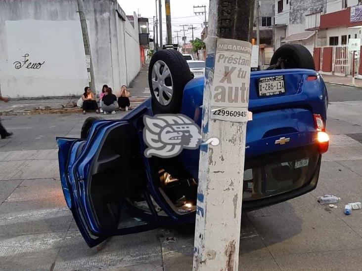 Vuelcan su vehículo y taxista aprovecha para robarles en Veracruz