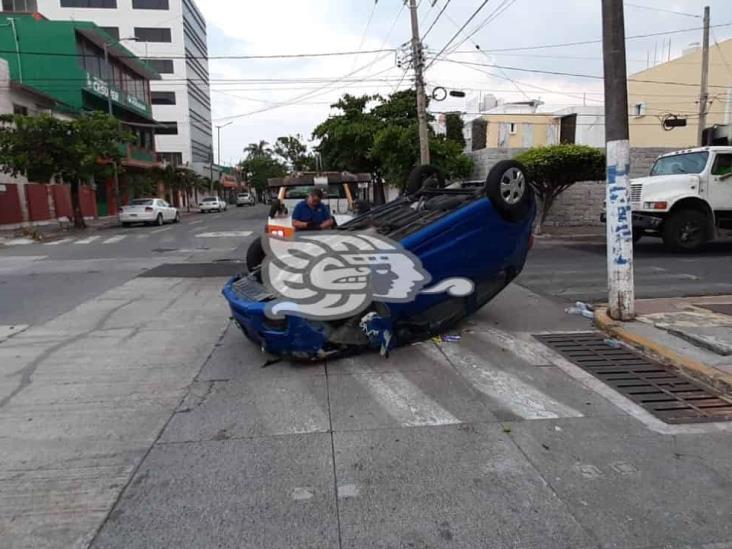 Vuelcan su vehículo y taxista aprovecha para robarles en Veracruz