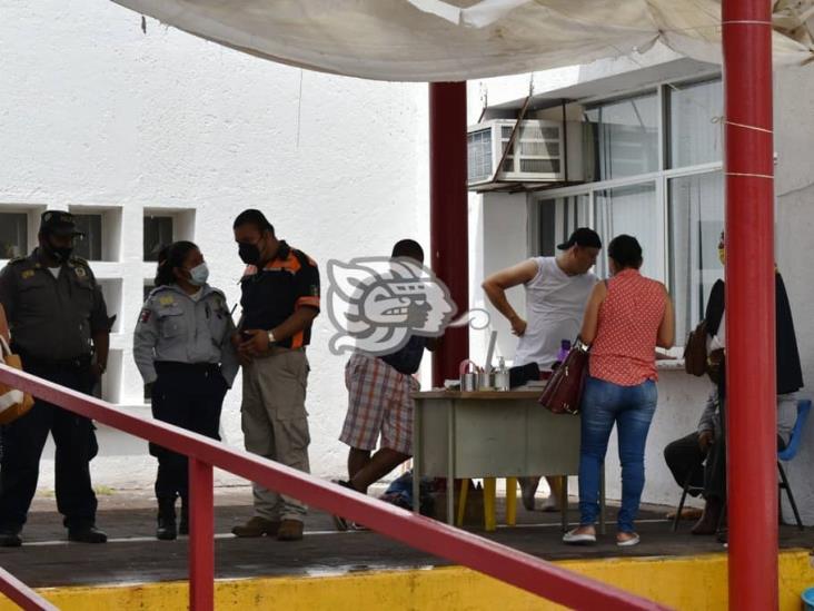 Balean a profesor durante robo afuera de banco en Acayucan