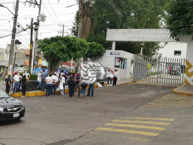 Médicos de hospitales públicos y privados exigen vacuna en Veracruz