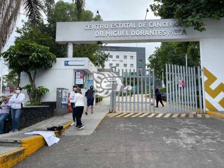 Médicos de hospitales públicos y privados exigen vacuna en Veracruz