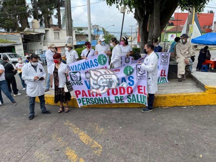 Médicos de hospitales públicos y privados exigen vacuna en Veracruz