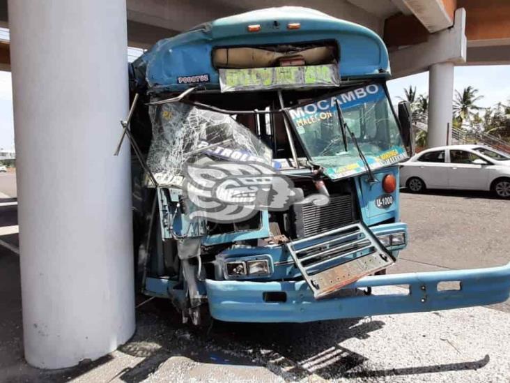 Choca autobús contra distribuidor vial de El Dorado, en Boca