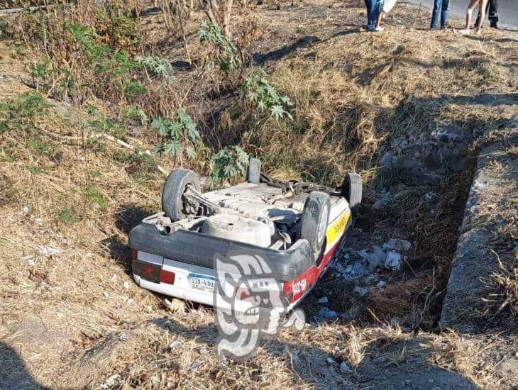 Taxista cae en zanja cerca del aeropuerto de Veracruz