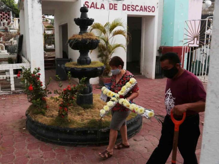 Adelantan Día de las Madres en panteones de Coatzacoalcos