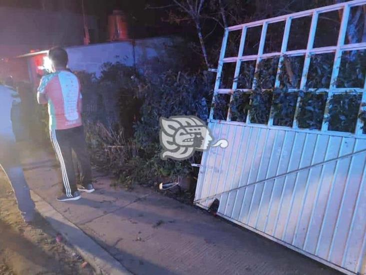 Automovilista choca contra portón de una casa en Pacho Viejo