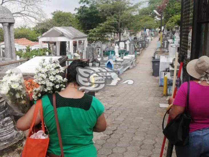 Adelantan Día de las Madres en panteones de Coatzacoalcos