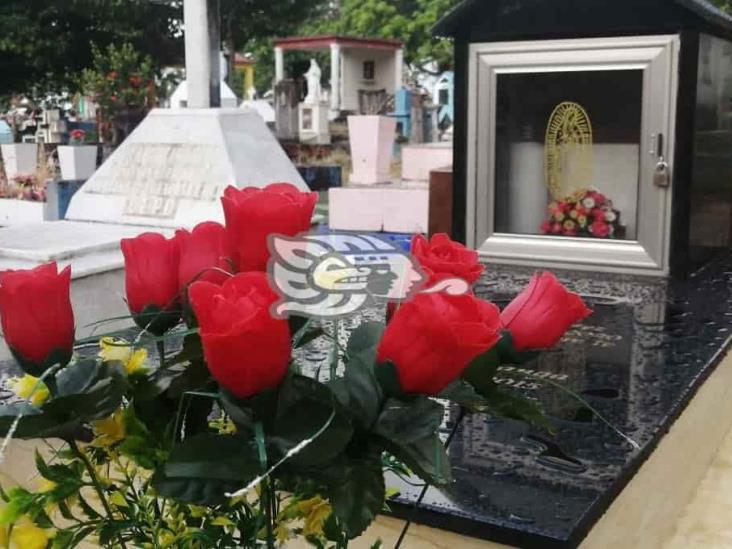 Adelantan Día de las Madres en panteones de Coatzacoalcos