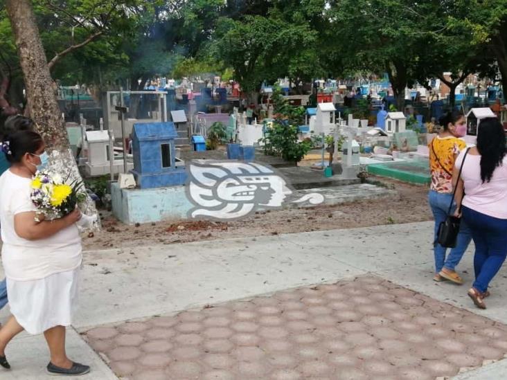 Adelantan Día de las Madres en panteones de Coatzacoalcos