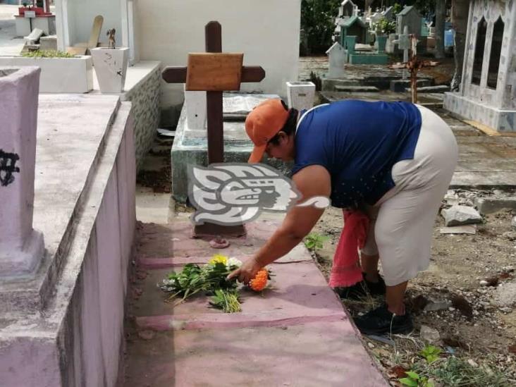 Adelantan Día de las Madres en panteones de Coatzacoalcos