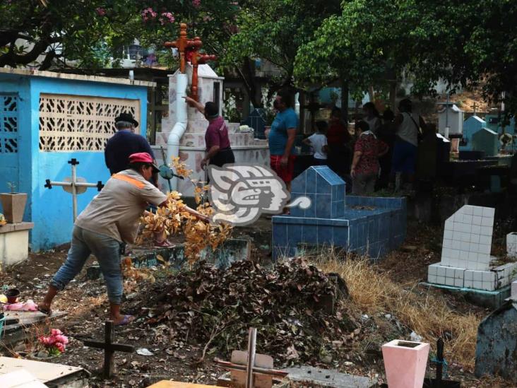 Adelantan Día de las Madres en panteones de Coatzacoalcos