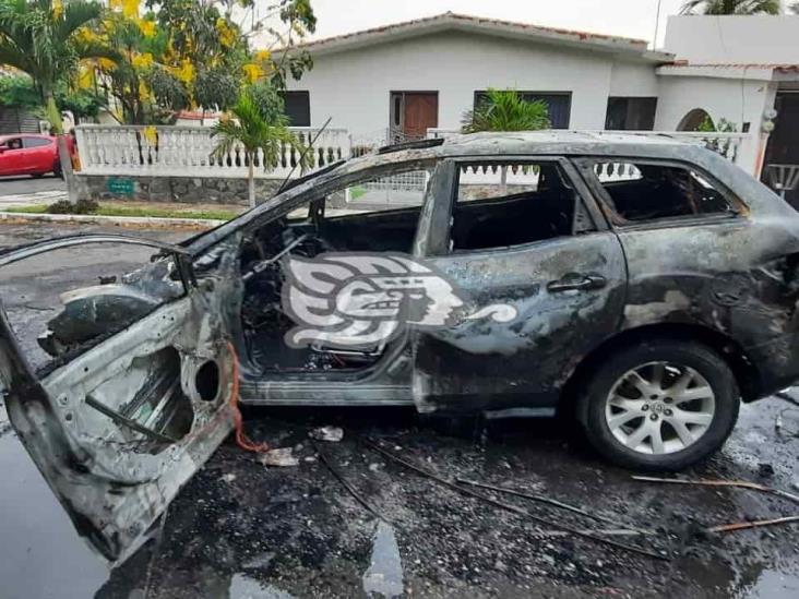 Se incendia camioneta particular en fraccionamiento Floresta