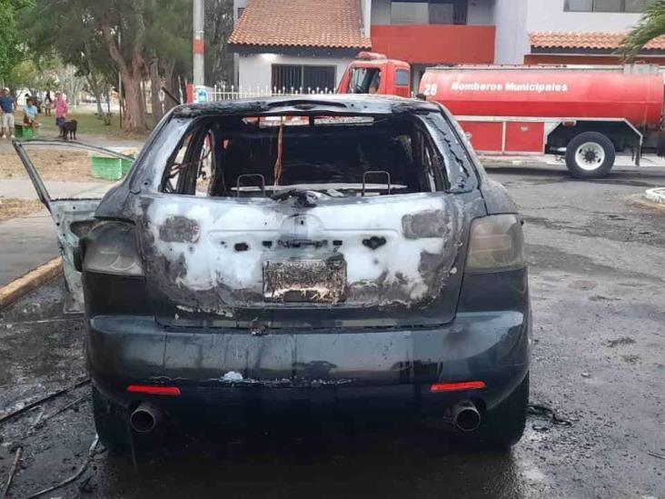 Se incendia camioneta particular en fraccionamiento Floresta