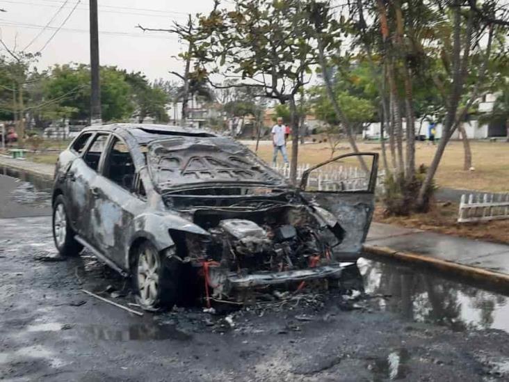 Se incendia camioneta particular en fraccionamiento Floresta