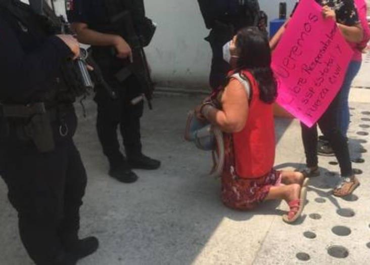 Madre ruega a policías por la vida de su hijo en juzgado del puerto