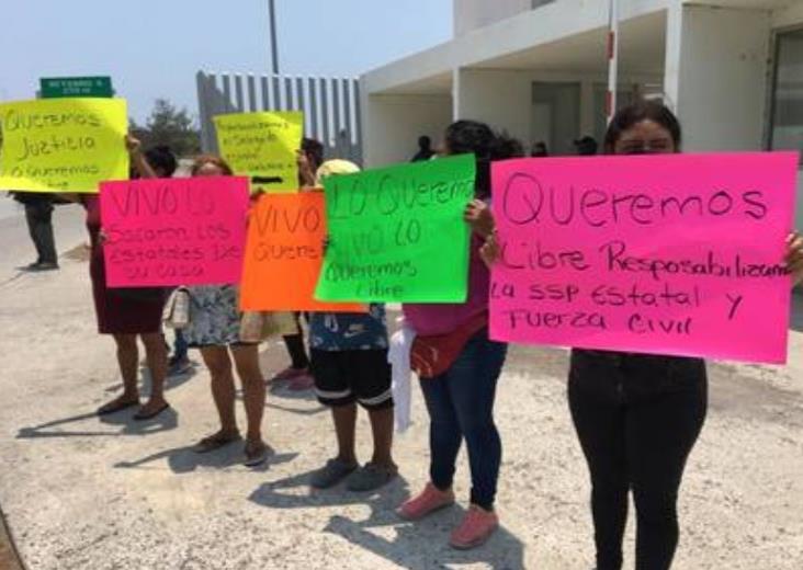 Madre ruega a policías por la vida de su hijo en juzgado del puerto