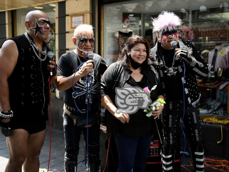 Los Súper Caracoles cantan Mañanitas a las madres  y ponen a bailar a xalapeños