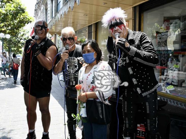 Los Súper Caracoles cantan Mañanitas a las madres  y ponen a bailar a xalapeños