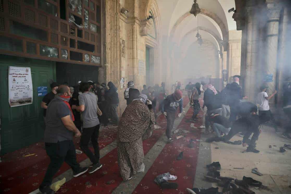 Chocan palestinos y policía israelí en mezquita; hay cientos de heridos