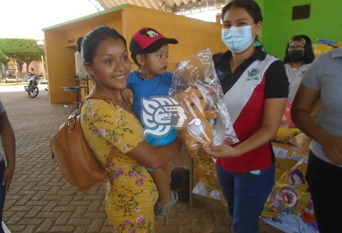 Estudiantes de Itesco llevaron juguetes a niños de Tatahuicapan