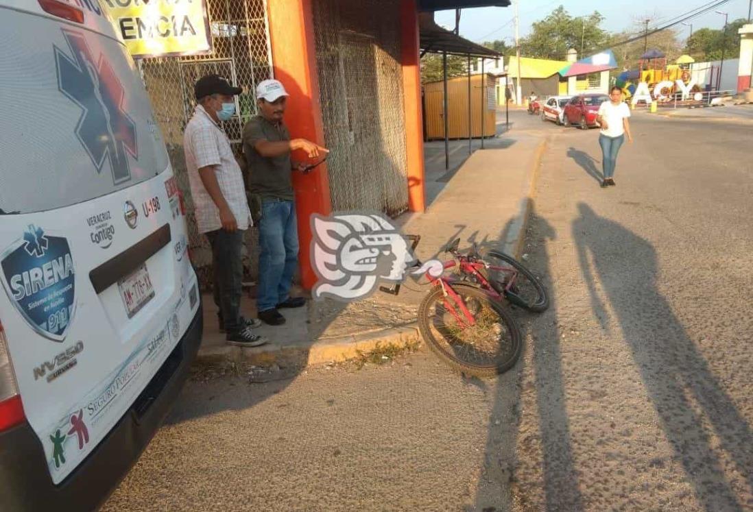 Comerciante es impactado a bordo de bicicleta en Acayucan