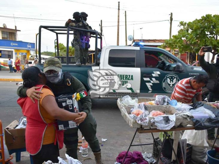 Fuerza Civil sorprende con obsequios a madres de familia en Acayucan