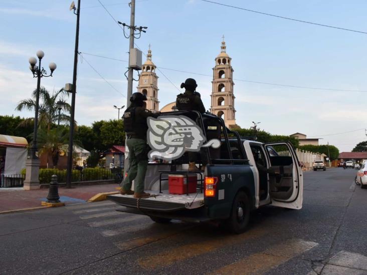 Fuerza Civil sorprende con obsequios a madres de familia en Acayucan