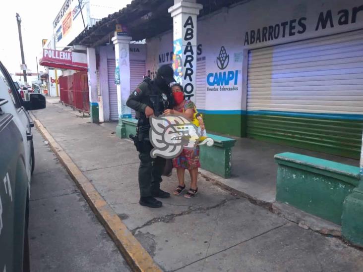 Fuerza Civil sorprende con obsequios a madres de familia en Acayucan