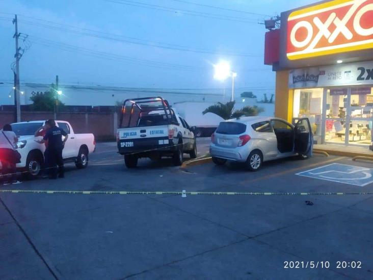 Grupo armado levanta a dos sujetos afuera de Oxxo en Coatepec