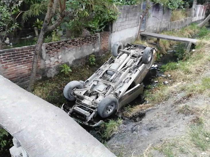 Camioneta particular se vuelca y cae en zanja de drenaje en colonia Amapolas