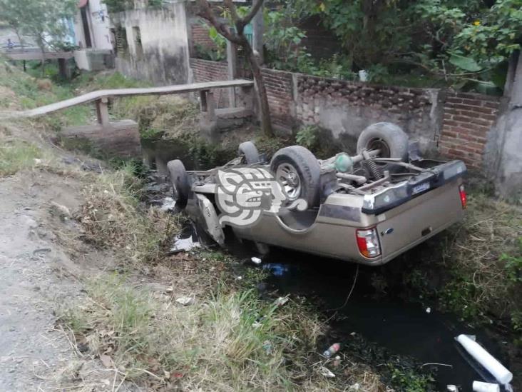 Camioneta particular se vuelca y cae en zanja de drenaje en colonia Amapolas