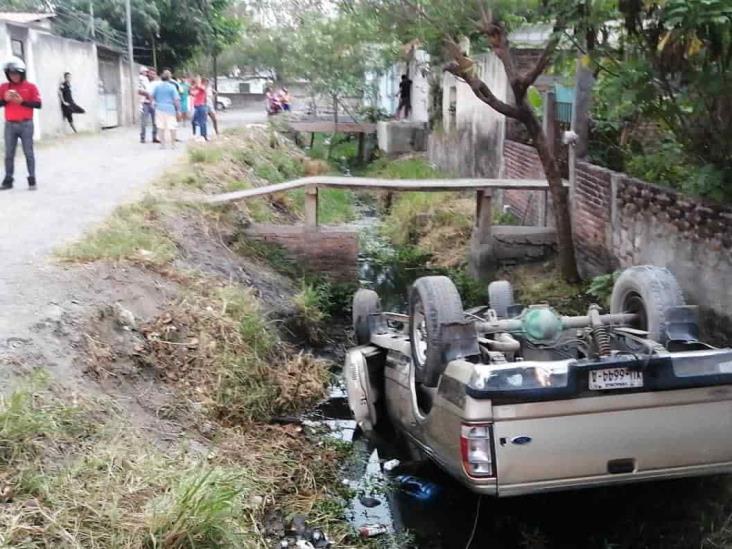 Camioneta particular se vuelca y cae en zanja de drenaje en colonia Amapolas