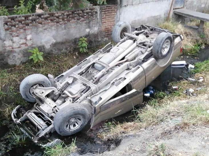 Camioneta particular se vuelca y cae en zanja de drenaje en colonia Amapolas