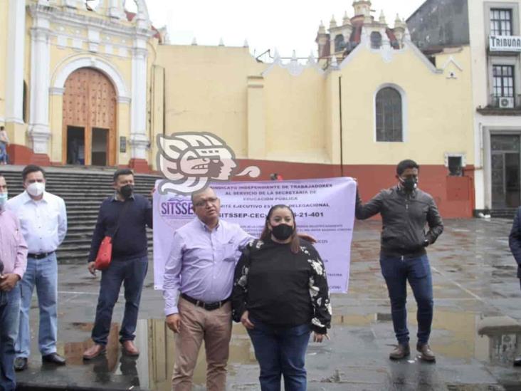 Protestan en Xalapa sindicalizados del Cecytev; acusan despidos