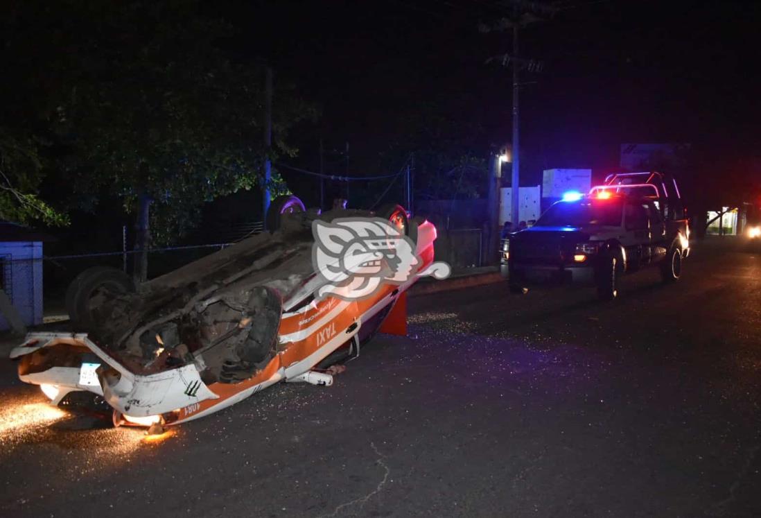 Cuatro heridos tras volcadura de taxi en Acayucan