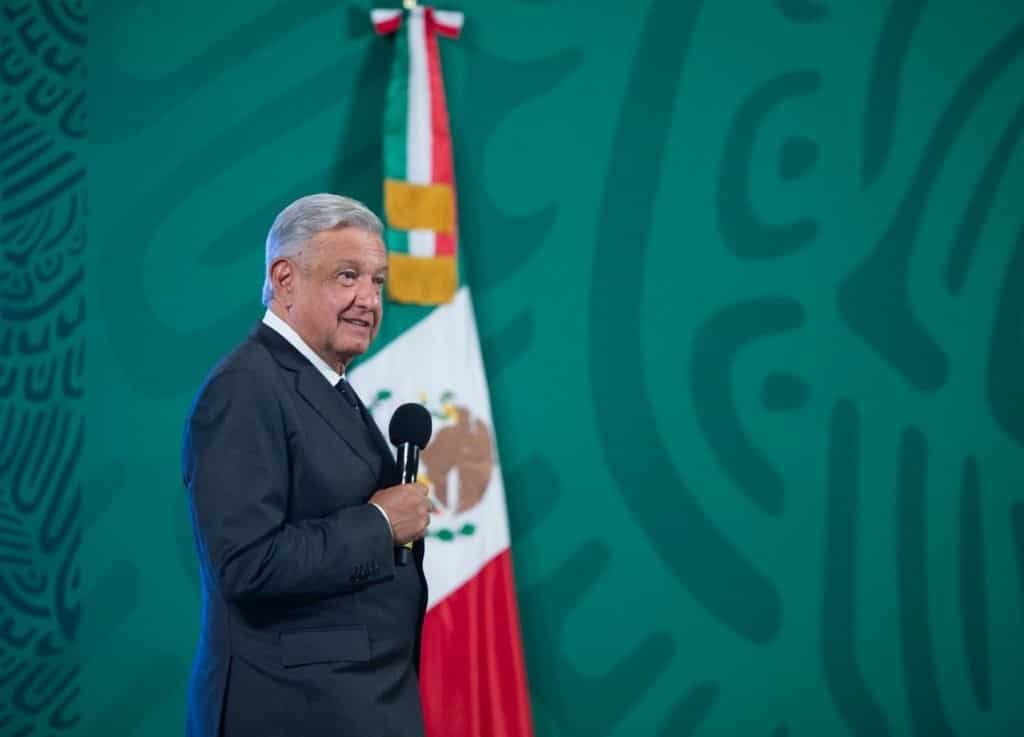 Industria petrolera en Coatza, víctima de saqueo en periodo neoliberal: AMLO