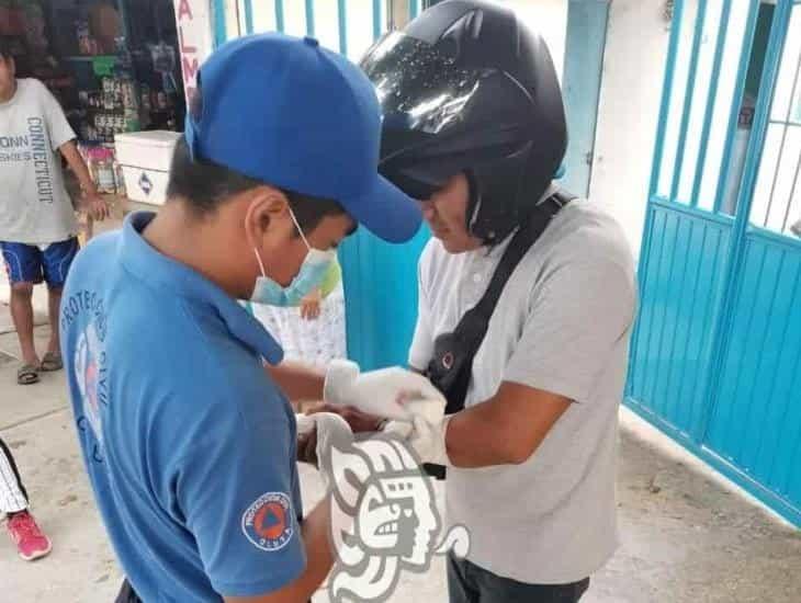 Comerciante derrapa en Oluta y se fractura una mano