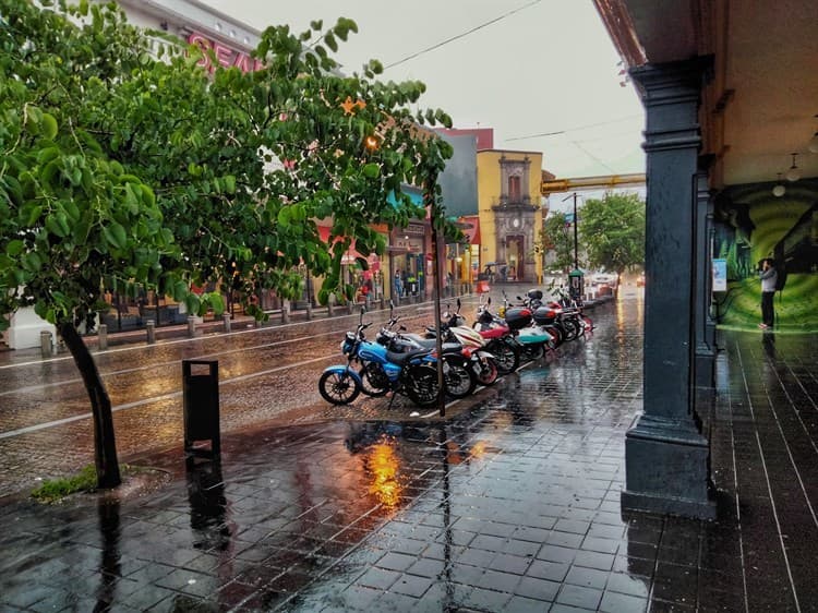 ¡Rayos! Fuerte tormenta sorprende a xalapeños