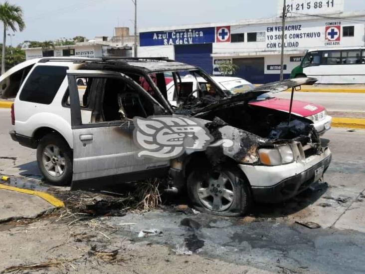 Por falla eléctrica, camioneta queda calcinada en Coatzacoalcos