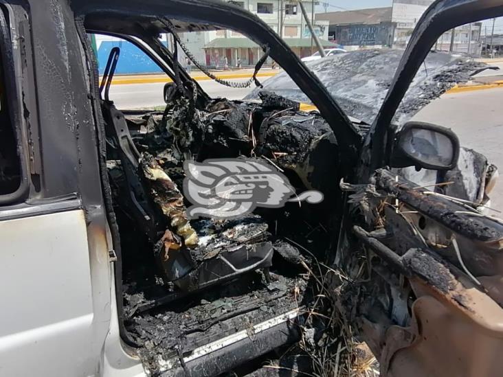 Por falla eléctrica, camioneta queda calcinada en Coatzacoalcos