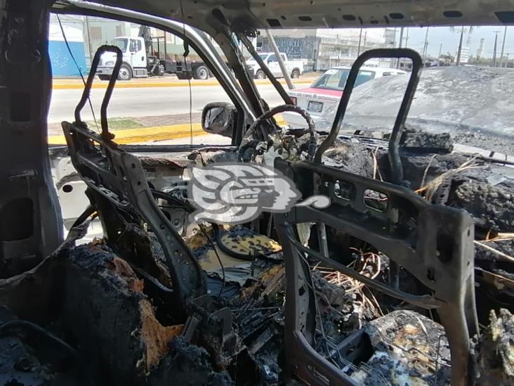 Por falla eléctrica, camioneta queda calcinada en Coatzacoalcos