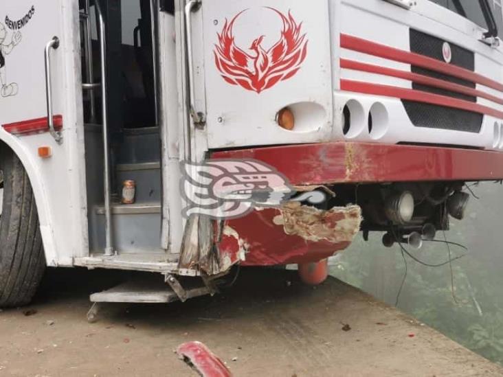 Por poquito; autobús casi cae en barranco de Rafael Delgado