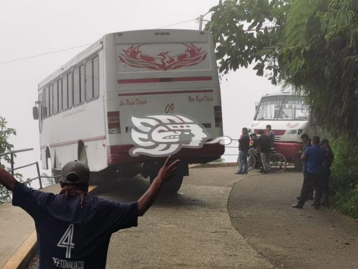 Por poquito; autobús casi cae en barranco de Rafael Delgado