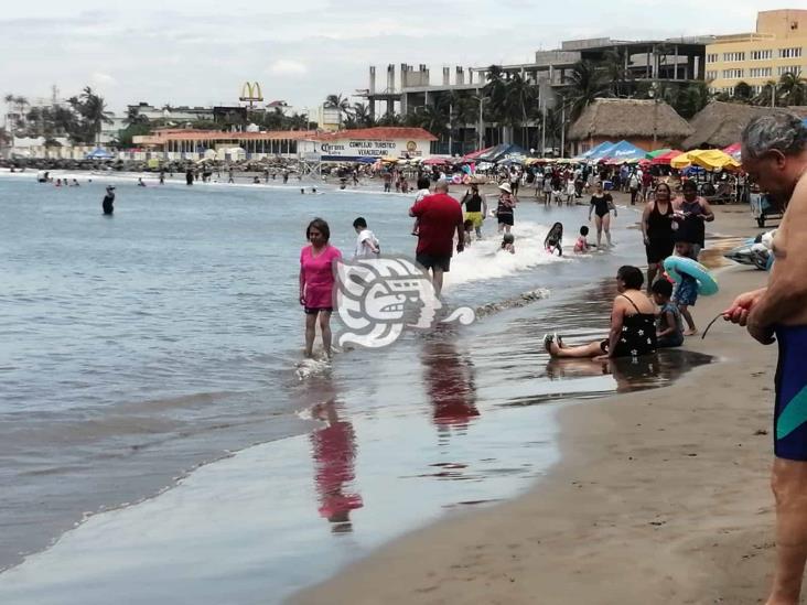 Pese a frente frío, familias aprovechan playas veracruzanas