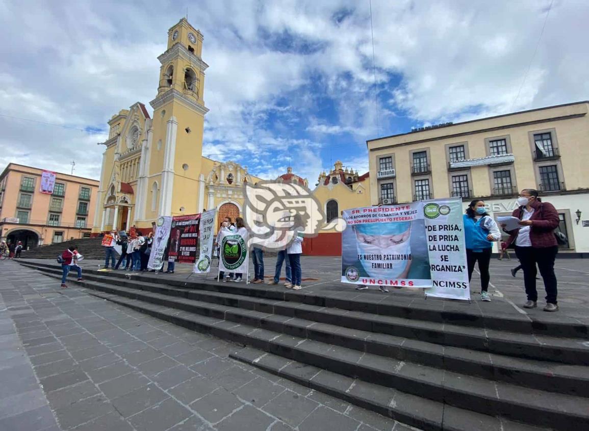 Se manifiestan jubilados del IMSS en Xalapa; piden su fondo de ahorro