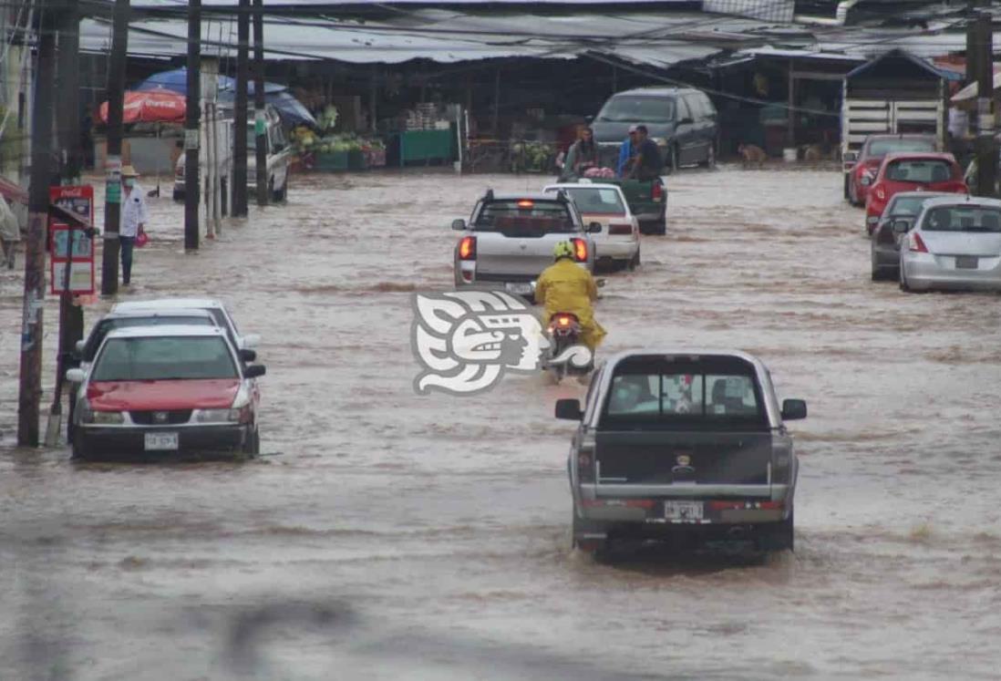 Intensa lluvia de hora y media inunda el centro de Agua Dulce