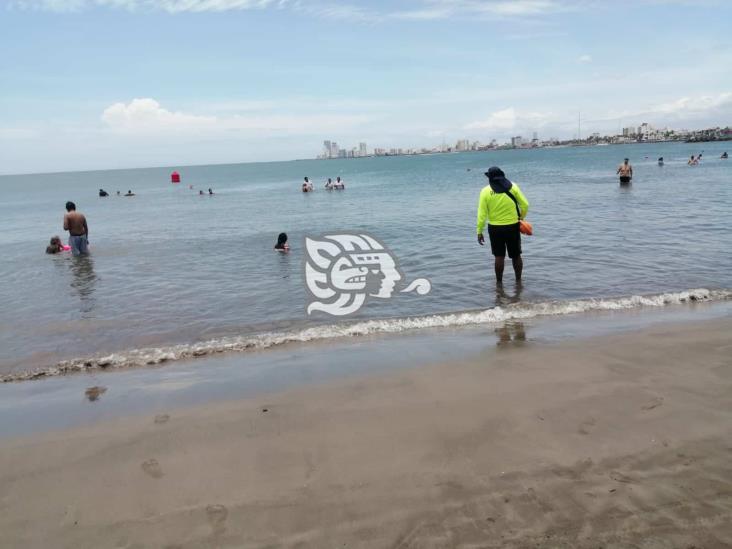 Pese a frente frío, familias aprovechan playas veracruzanas