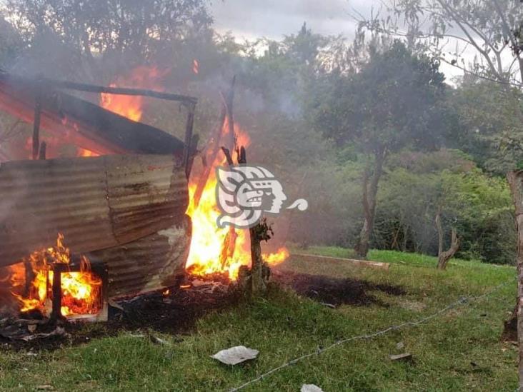 Humilde vivienda se incendia en la Reserva Territorial, en Xalapa