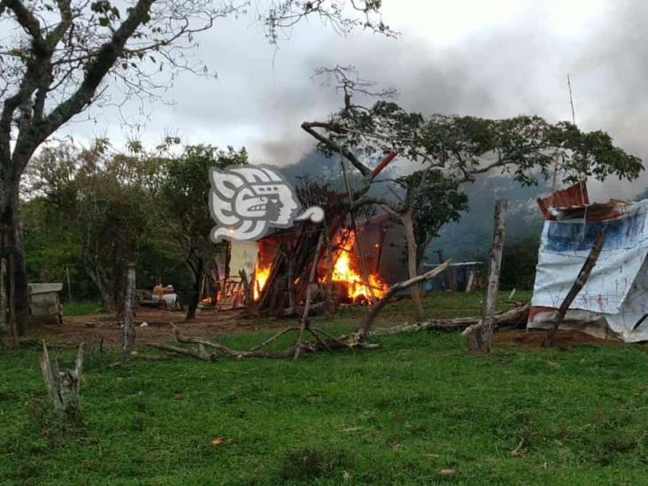 Humilde vivienda se incendia en la Reserva Territorial, en Xalapa