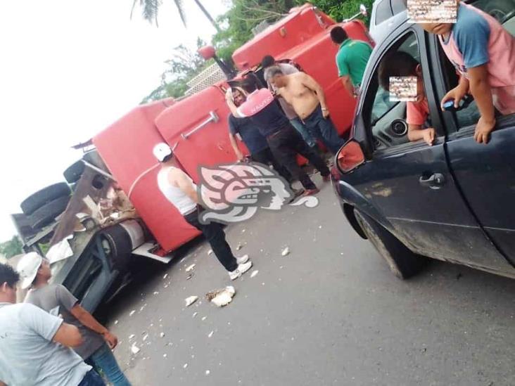 Volcó tráiler con limón entre San Rafael y Martínez de la Torre